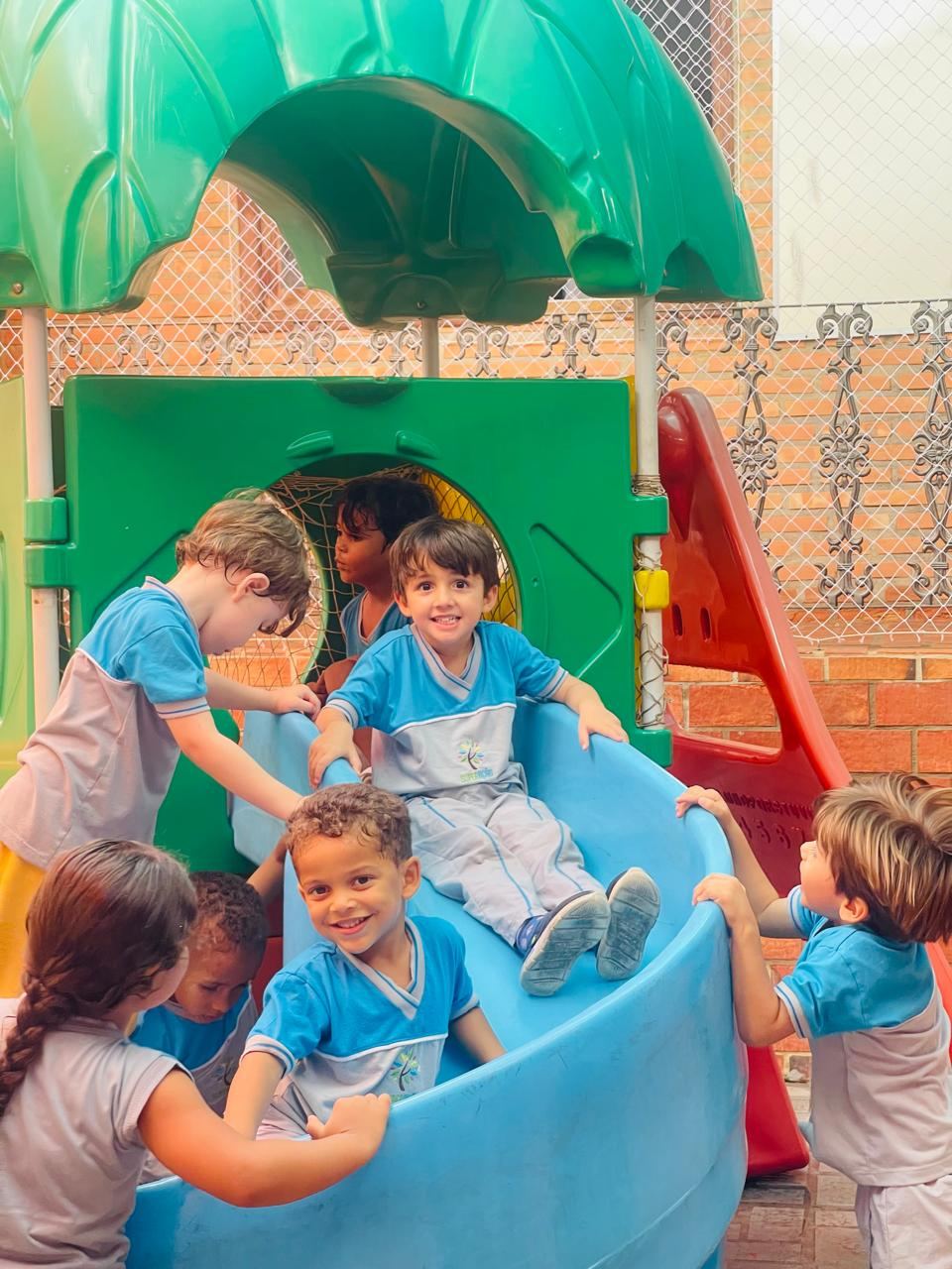 Crianças brincando no parquinho da Superação